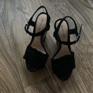 Gianni Bini Kenleyy Ruffle Band Wedge, Size 7